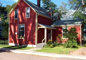 DOWNTOWN * VINTAGE VACATION HOUSE * 3 BEDROOMS * LICENSED SINCE 2007