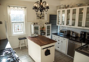 "Dragonfly Cottage" - Family / Pet Friendly - Central Location, Country Charm,