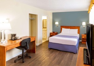 Econo Lodge Inn & Suites University