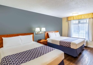 Econo Lodge Inn & Suites University