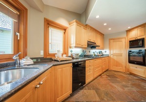 ❄︎Emerald Chalet❄︎ 5 BR Chalet with Hot Tub & BBQ, First Hole of Golf Course