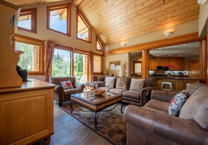 ❄︎Emerald Chalet❄︎ 5 BR Chalet with Hot Tub & BBQ, First Hole of Golf Course