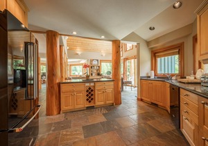 ❄︎Emerald Chalet❄︎ 5 BR Chalet with Hot Tub & BBQ, First Hole of Golf Course