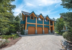 ❄︎Emerald Chalet❄︎ 5 BR Chalet with Hot Tub & BBQ, First Hole of Golf Course