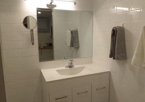 Fantastic and Modern Downtown 1-Bed Basement Apt., parking Wi-Fi and Netflix included