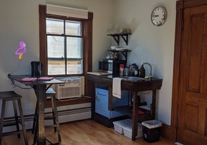 Flamingo Suite (Downtown Wolfville)