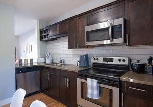 Modern bright 2bd steps from Downtown