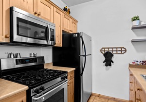 Multi Level Condo Close to Village | Access to Ski-Out Trail | Private Hot Tub | Fireplace