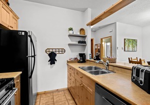 Multi Level Condo Close to Village | Access to Ski-Out Trail | Private Hot Tub | Fireplace