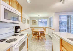 Skier's dream townhouse with hot tub, balcony & fireplace - walk to lifts