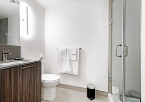 Spacious DT Condo In King West Village