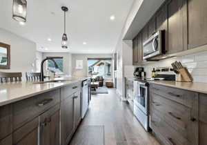 Spacious Modern Ski-in Ski-out with Hot Tub Townhouse