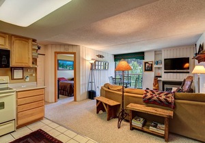 Stunning Breckenridge Views, Downtown & Ski-In/Out Condo, Hot Tub!