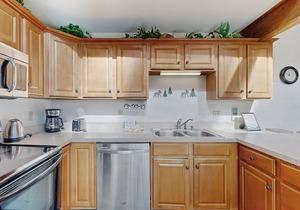 Top-floor condo with mountain views, easy skiing, balcony & hiking