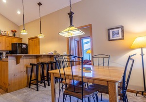 Upper floor 2 bedroom condo with easy access to ski trails