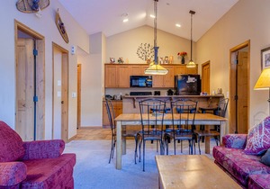 Upper floor 2 bedroom condo with easy access to ski trails