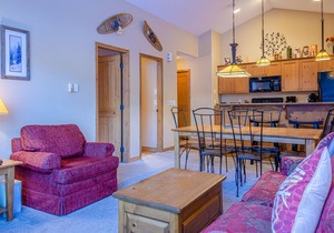 Upper floor 2 bedroom condo with easy access to ski trails