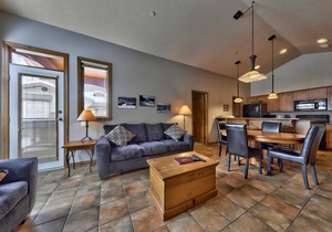 Upper level 2 bedroom condo with courtyard view and easy access to ski runs