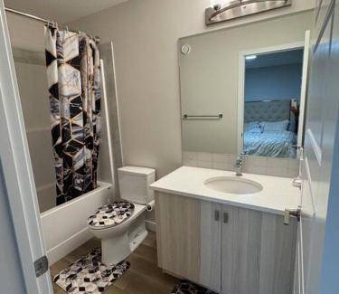 Southwest Calgary Villa | 1000 m² Villa ∙ 3 bedrooms ∙ 8 guests
