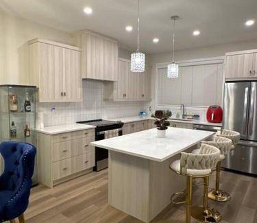 Southwest Calgary Villa | 1000 m² Villa ∙ 3 bedrooms ∙ 8 guests