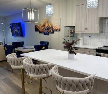 Southwest Calgary Villa | 1000 m² Villa ∙ 3 bedrooms ∙ 8 guests