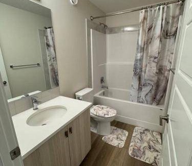 Southwest Calgary Villa | 1000 m² Villa ∙ 3 bedrooms ∙ 8 guests