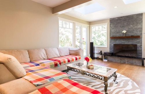 Kerrisdale House | 4BR Cozy Family Home- Close to UBC/YVR/DT+Shops