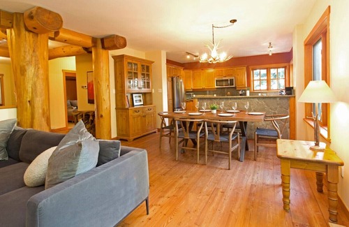 Nordic Estates Apartment | Alpine 3BRM. Family Friendly, Sleeps 6, Hot Tub, Pool, Patio+ BBQ & Free Parking!
