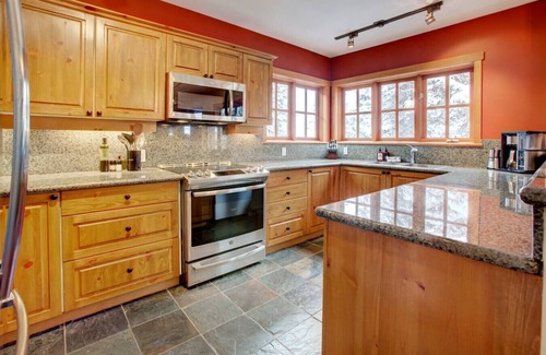 Nordic Estates Apartment | Alpine 3BRM. Family Friendly, Sleeps 6, Hot Tub, Pool, Patio+ BBQ & Free Parking!