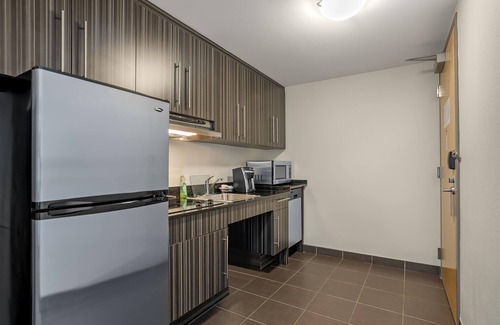 North Industrial Hotel | Best Western Plus Airport Inn & Suites