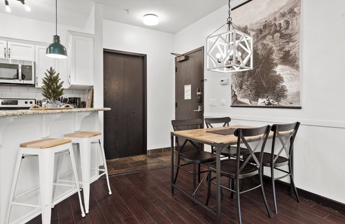Canmore Condo | Chic Mountain View - Pool&HotTub - Fireplace - BBQ!