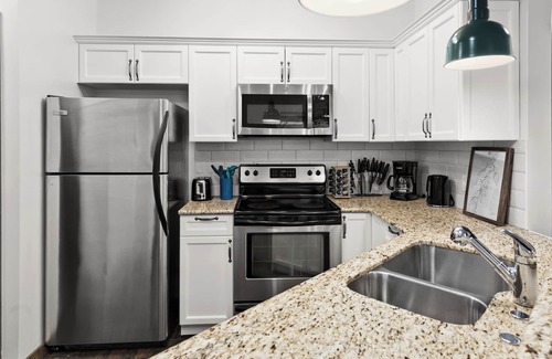Canmore Condo | Chic Mountain View - Pool&HotTub - Fireplace - BBQ!