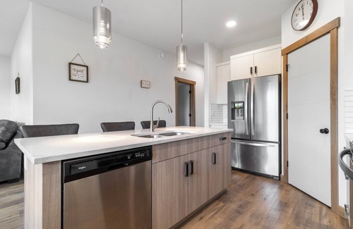 Sylvan Lake House | Clean, Cozy, 4 Bedroom House ~ Close to the Lake ~ Air Conditioning ~ Games Room