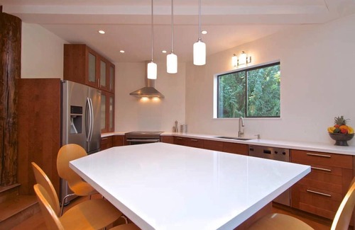 Whistler Cay Heights Bed & Breakfast | Closest Luxury Chalet to Village! Perfect for families~HOT TUB, PATIO, PING PONG