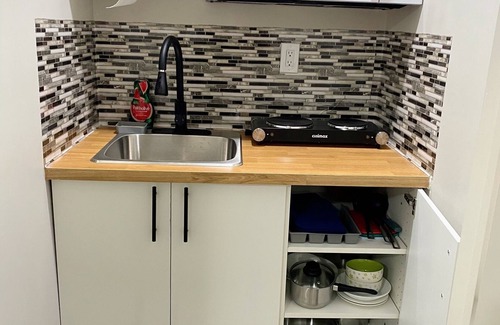 Halifax House | Cozy, Private Suite in Bedford — Bed, Laundry,kitchenette and Self Check in