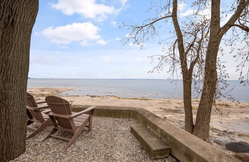 Crystal Beach Cottage | Crystal Beach Private Water Front-5mins from Bay Beach