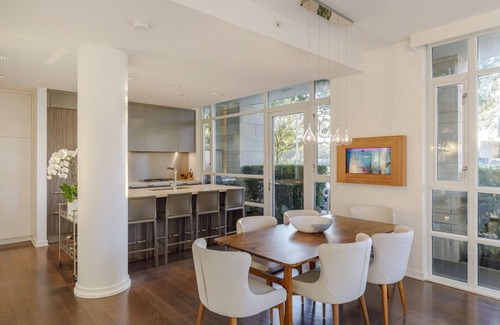 Southeast False Creek House | Executive Townhouse with City and Water Views