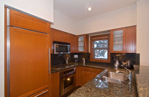 Village North House | Executive Townhouse with PRIVATE Hot Tub. Professionally Managed + Cleaned