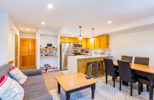 Village North House | FABULOUS LOCATION Private Hot Tub, NO Car needed, Sleeps 8