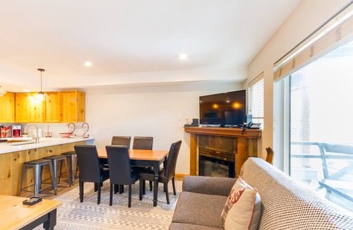 Village North House | FABULOUS LOCATION Private Hot Tub, NO Car needed, Sleeps 8