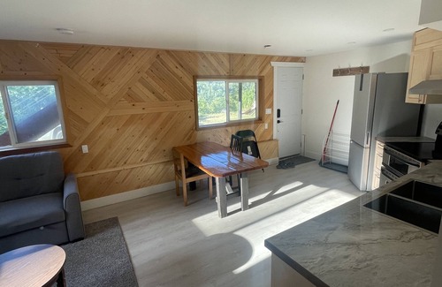 Taghum House | Fisherman Road Retreat: Full house & Suite (Lakeside)