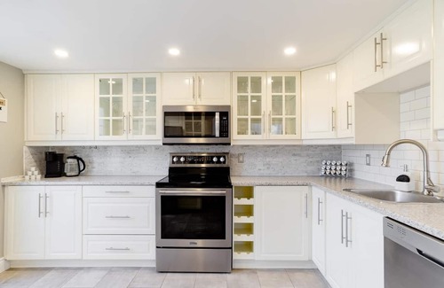 Grimsby Apartment | Grimsby Lakeview Suite l 3 Min Walk to Lake Ontario l King Bed l Great Value