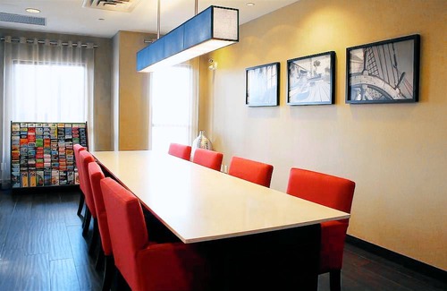 Richmond Hotel | Holiday Inn Express & Suites Riverport Richmond, an IHG Hotel
