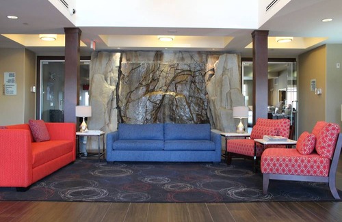 Richmond Hotel | Holiday Inn Express & Suites Riverport Richmond, an IHG Hotel