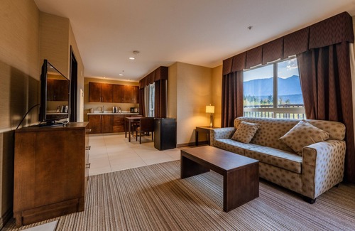 Golden Hotel | Holiday Inn Express Golden-Kicking Horse by IHG