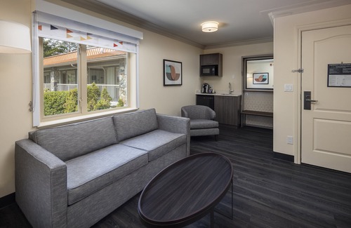 Saanich Hotel | Holiday Inn Victoria Elk Lake by IHG