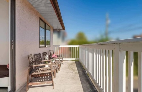 Riley Park Apartment | Huge 4 Bedroom Upper Suite