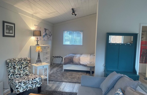 Lake Cowichan Hotel | Lakeside Cabin - Beaver Lake Resort - Pet friendly - Airbnb Legal!