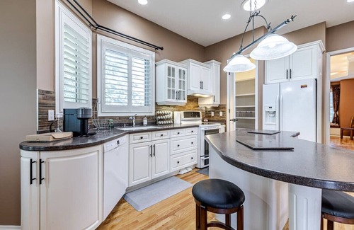 West Edmonton Apartment | Luxury Escape, A/C, Ping-Pong, 👨‍👩‍👧‍👦 Friendly, BBQ, Heated Garage