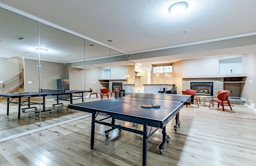 West Edmonton Apartment | Luxury Escape, A/C, Ping-Pong, 👨‍👩‍👧‍👦 Friendly, BBQ, Heated Garage